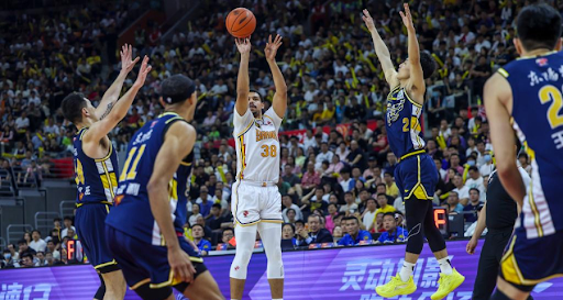 澳超战报：科斯格罗夫双响，九人奥克兰FC2-1惠灵顿凤凰