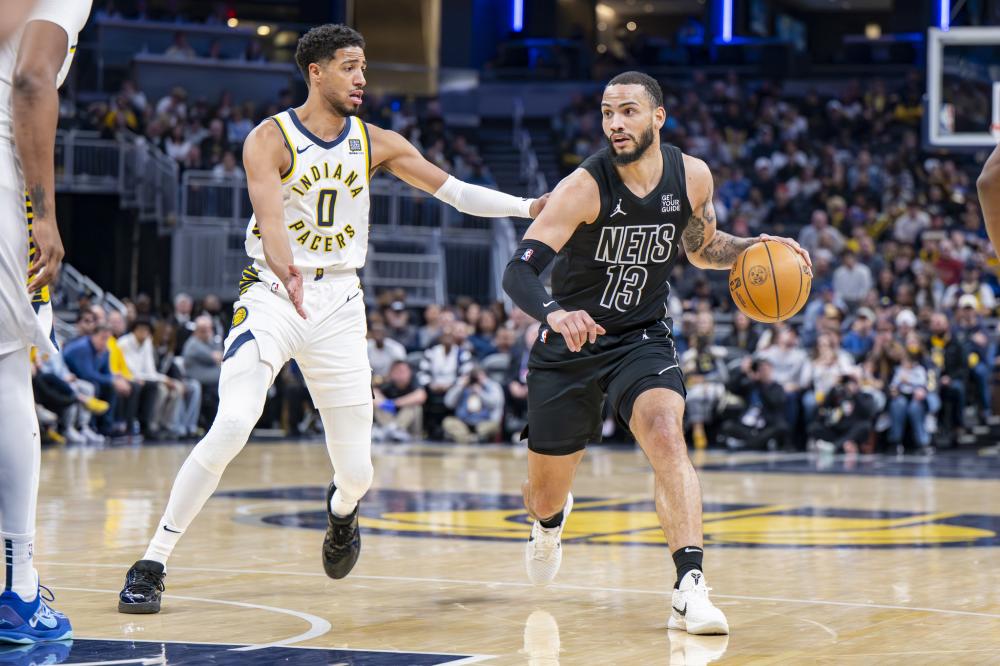 张琳艳赛后和凯莉交换球衣，后者直接把中国队球衣穿在身上